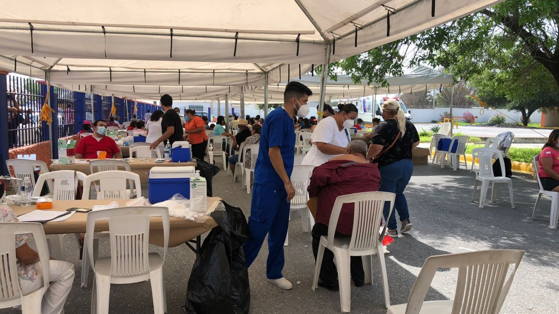 Aplican segunda dosis de sinovac a adultos de 50-59 años