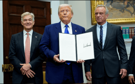 Trump firma decreto para reducir precio de medicamentos en EU
