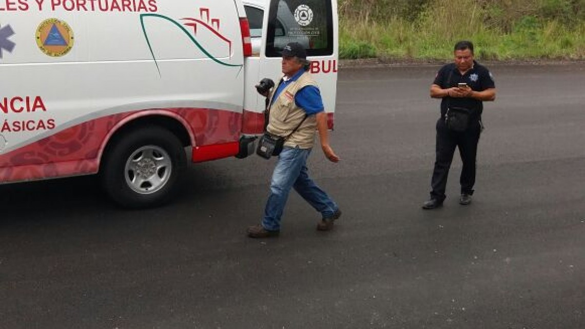 Exceso de velocidad origina volcadura en corredor urbano, tres lesionados