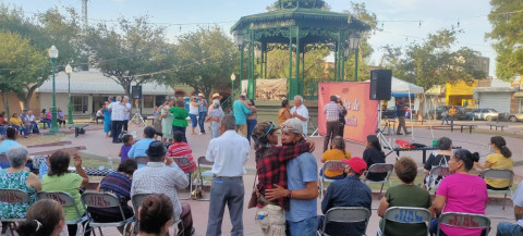 Neolaredenses disfrutan "tardes de danzón" 