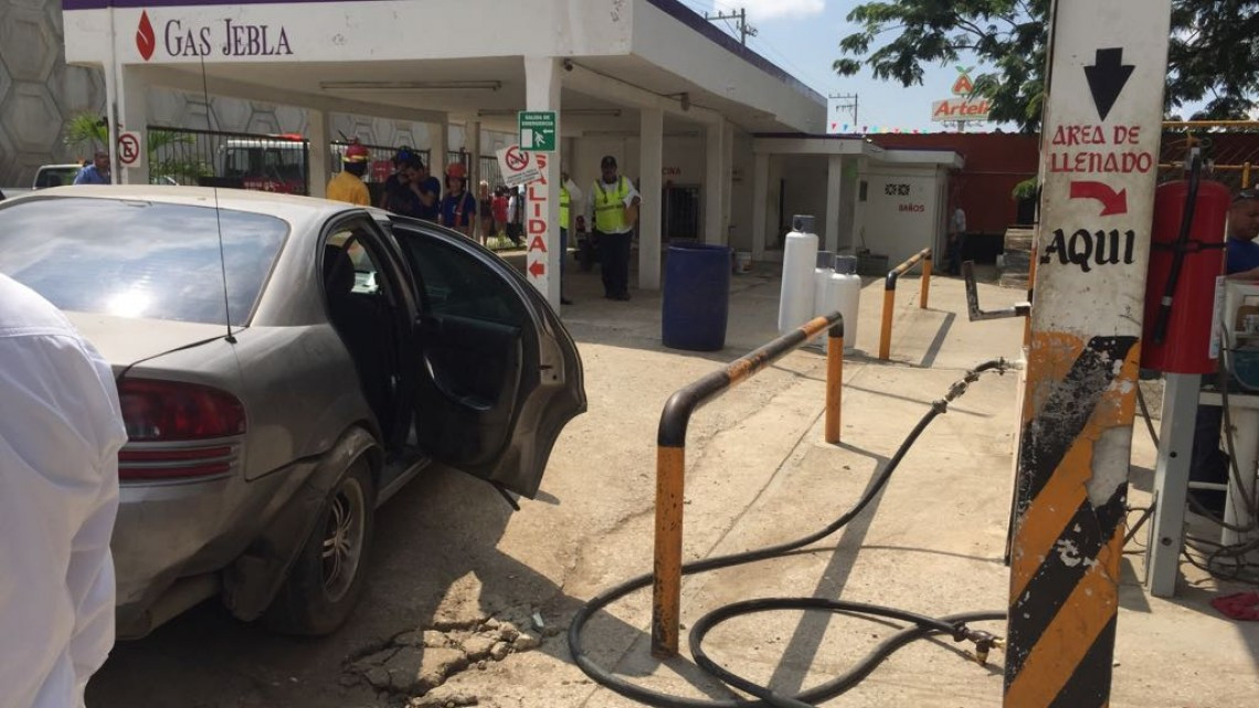 Explota tanque de gas y sale disparado a 20 metros 