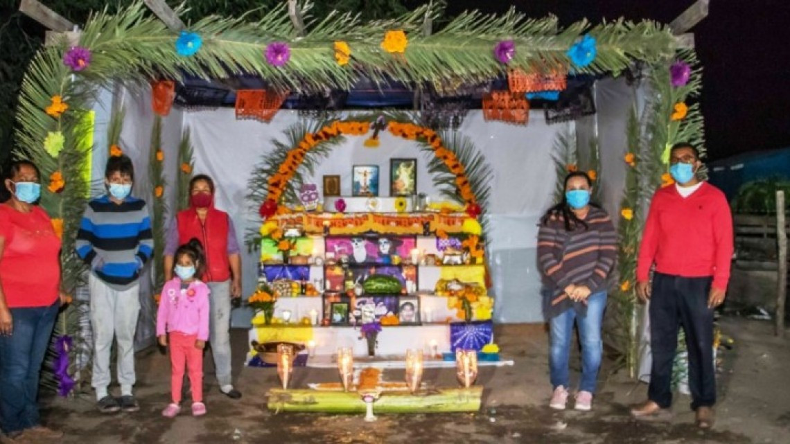 Familias participan en el concurso de Altar de Muertos en el marco del Festival de la Huesuda 2020