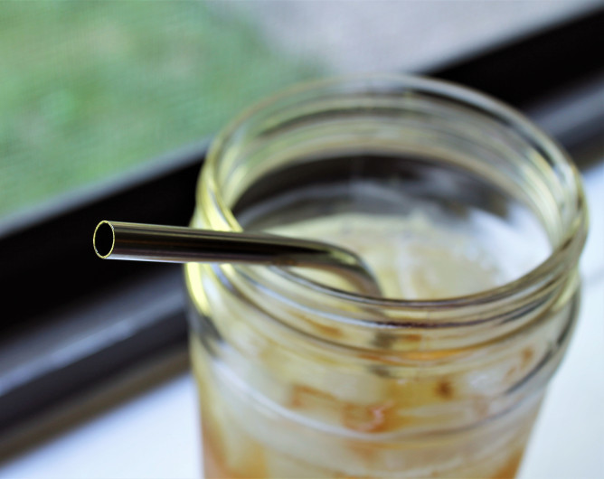 Mujer muere por popote de metal que se le incrustó en el ojo