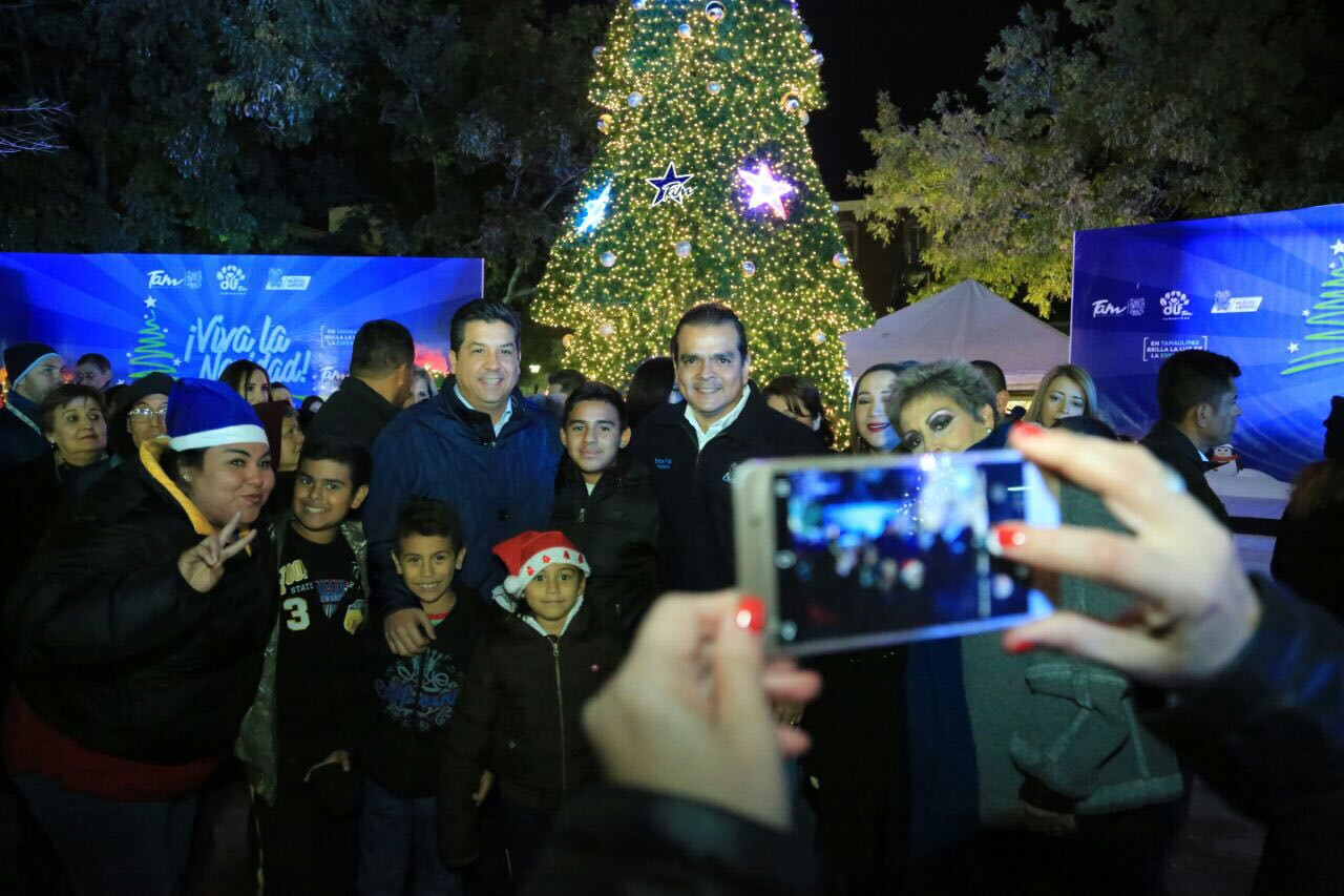 Realizan encendido de pino navideño alcalde y gobernador