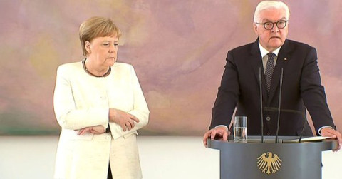 Vuelve a temblar Angela Merkel en un acto oficial