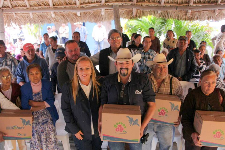 Entregan apoyos a adultos mayores