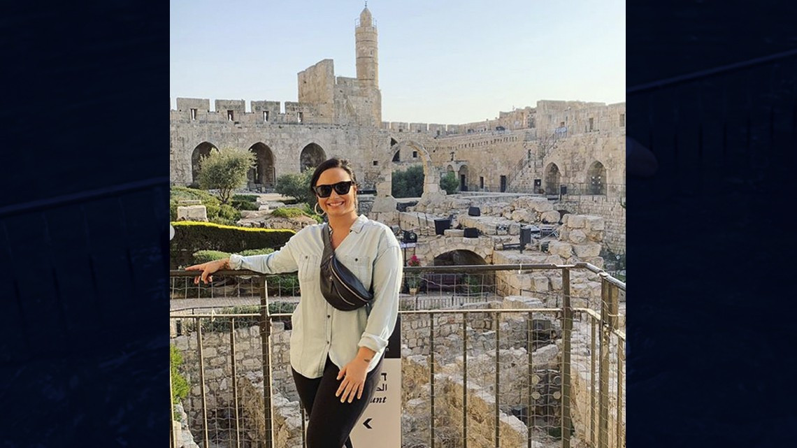 Demi Lovato es bautizada en el Río Jordán