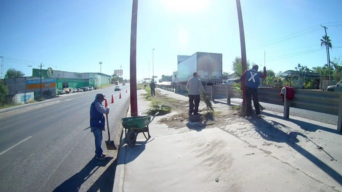 Delimitan cuadrillas municipales espacio para trabajar con seguridad