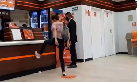 Mujer sin cubrebocas enloquece en pizzería y la apodan Lady Pizza