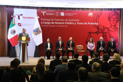 Entrega Américo patentes de aspirante a notarios públicos