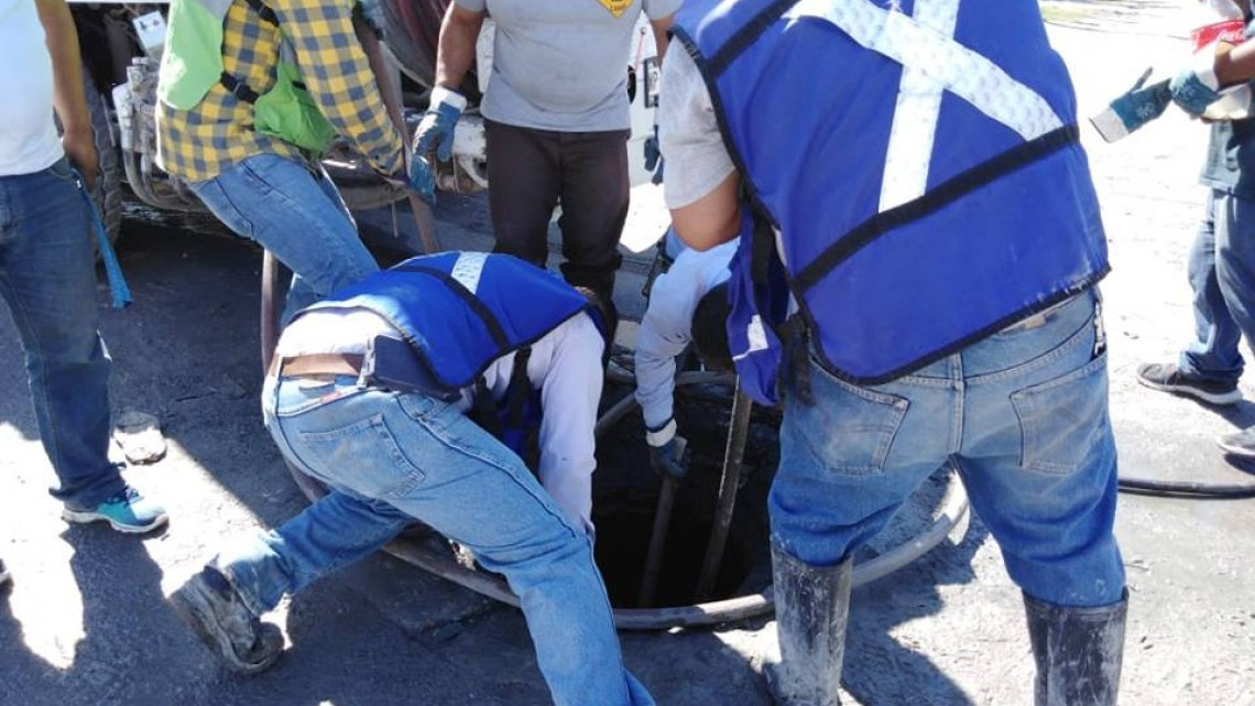 Comapa trabaja con equipo vactor