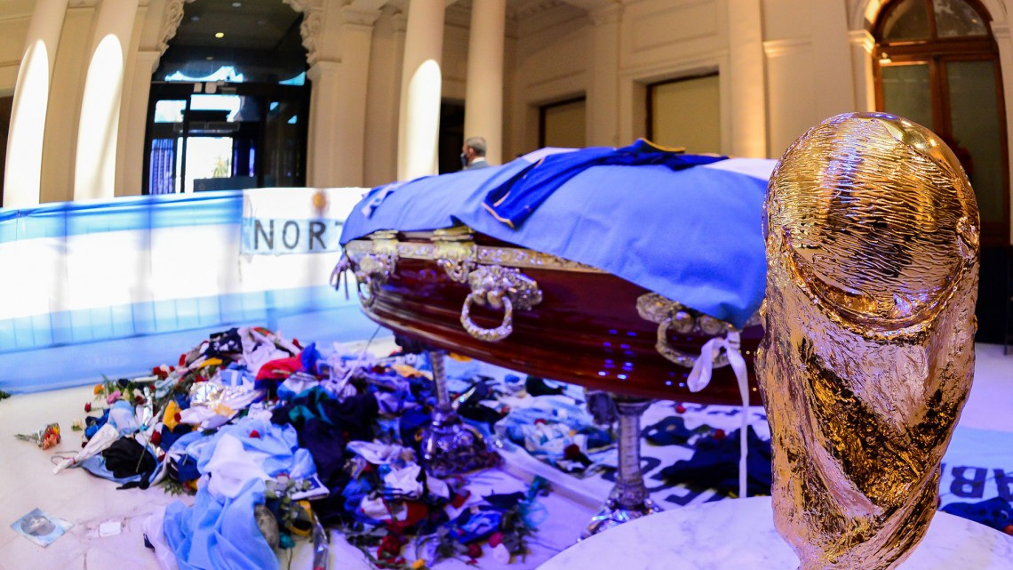 Miles de personas dan último adiós a Maradona en la Casa Rosada en Argentina