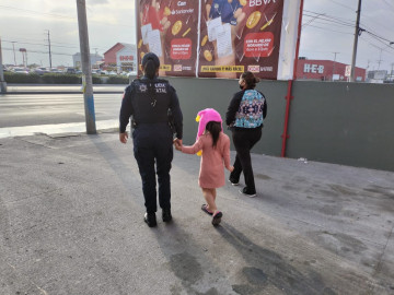 Localizan a menor extraviada y la reúnen con sus padres 