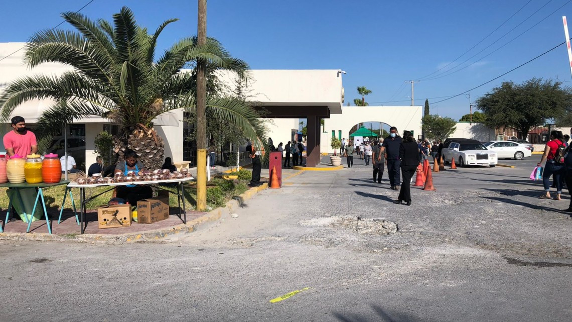 Tras un año sin celebrar, reynosenses visitan panteones en Día de Muertos