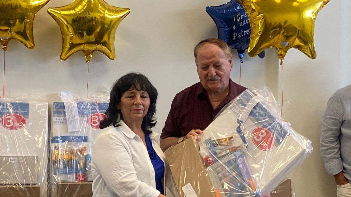 Reciben artistas material para cuadros