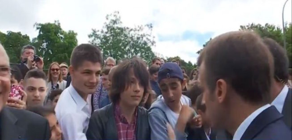 Macron reprende a un joven por llamarle "Manu"