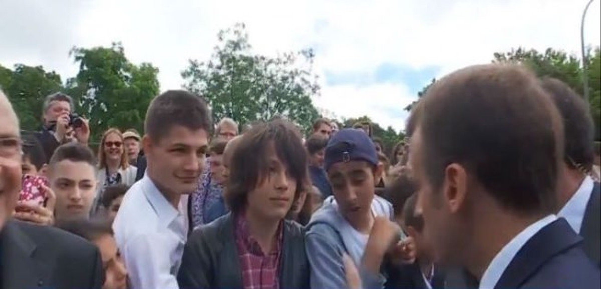 Macron reprende a un joven por llamarle "Manu"