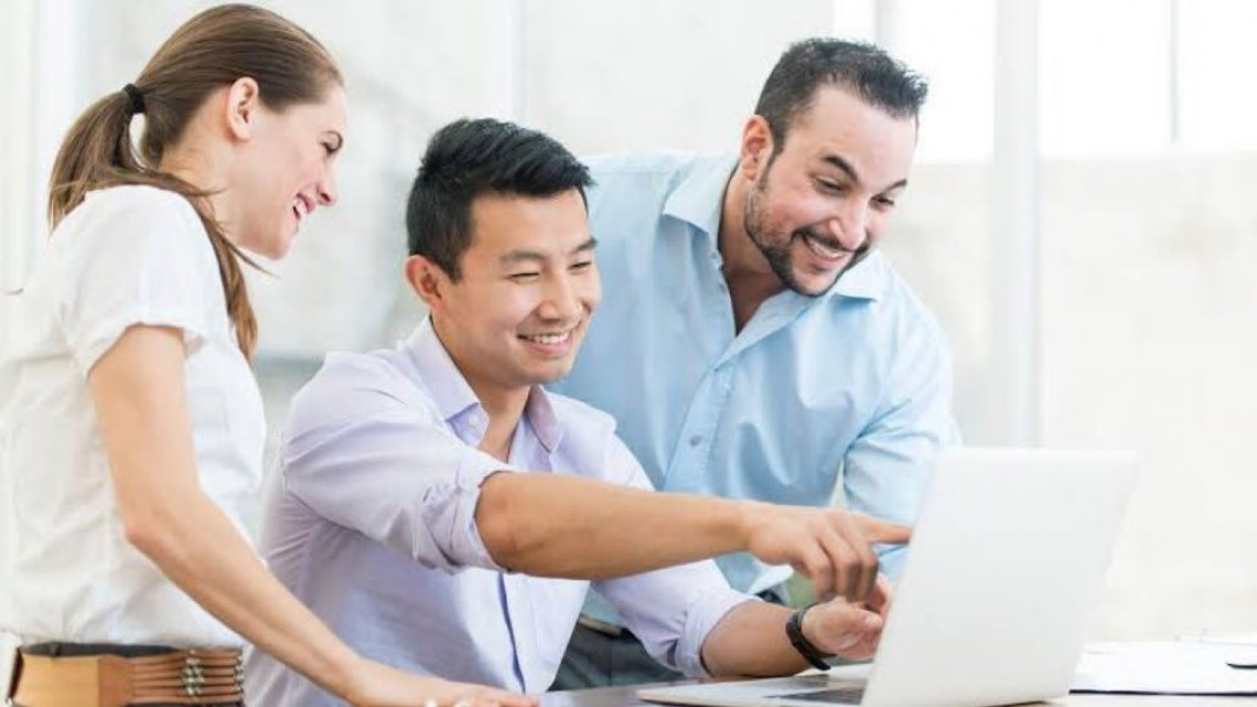 Simu Liu se ríe de su pasado como actor de fotografías de Stock mientras promociona “Shang-Chi”
