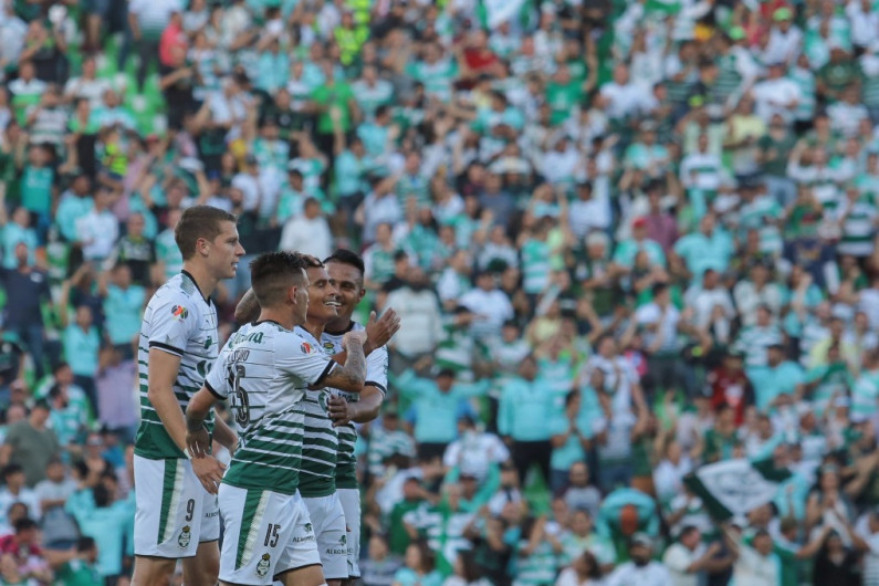 Santos golea al América y acaricia la final de Liga