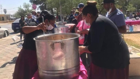 Quinceañera celebra su fiesta con banquete para personas necesitadas 