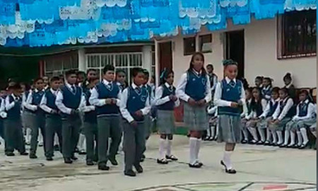 Niños de primaria se gradúan al ritmo de cumbia