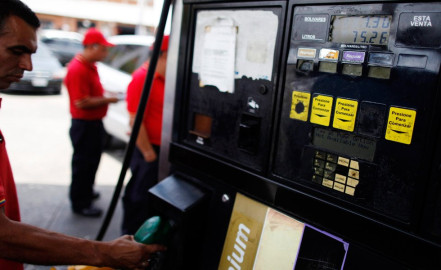 Escasez de gasolina agobia a venezolanos y PDVSA lo atribuye a sanciones