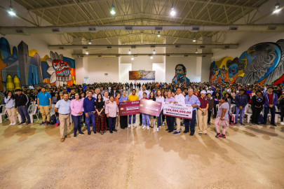 Recibieron universitarios Tarjetas de Becas entregadas por Carlos Peña Ortiz