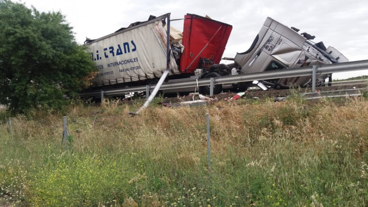 Aparatosa colisión entre un autobús y un camión en Toledo deja 12 heridos