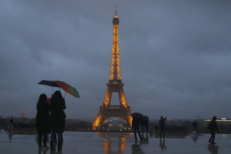 Inician plan para mejorar y reducir largas filas en la Torre Eiffel