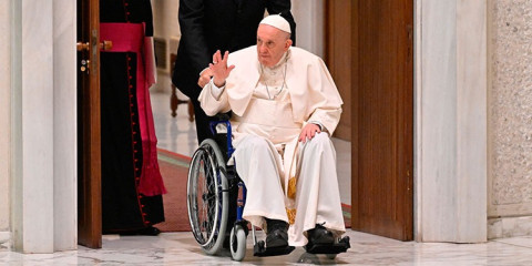 El papa se ausentará de procesión anual por dolor de rodilla