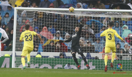 Asenjo se convierte en pulpo en el Bernabéu
