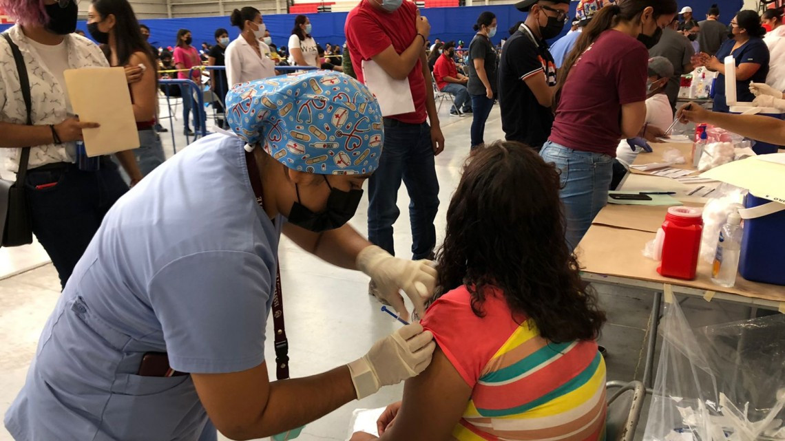 Gran afluencia de jóvenes en primer día de vacunación contra COVID-19 a mayores de 18 años en Nvo. Laredo 