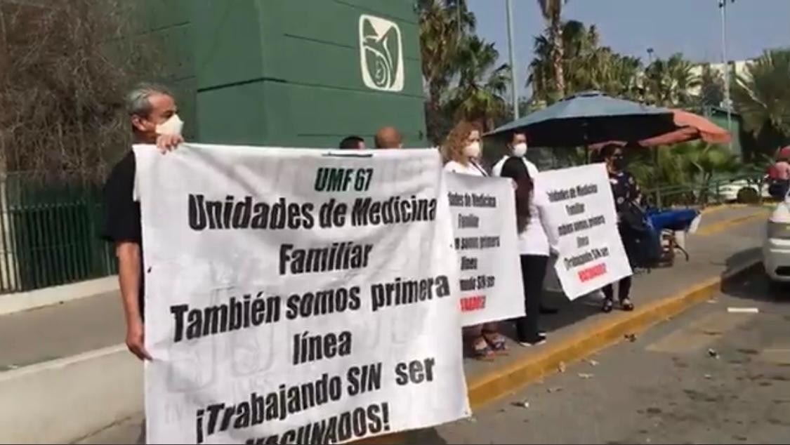 Personal médico del IMSS protesta por no ser vacunados contra el COVID-19 