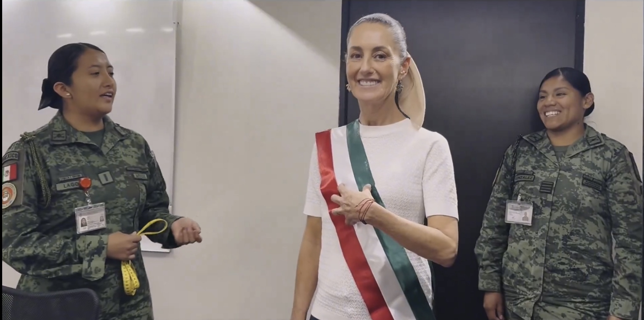 Claudia Sheinbaum se mide la banda presidencial