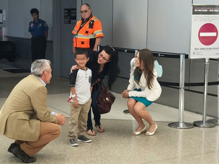 Ordenan acelerar reunión de padres y niños migrantes