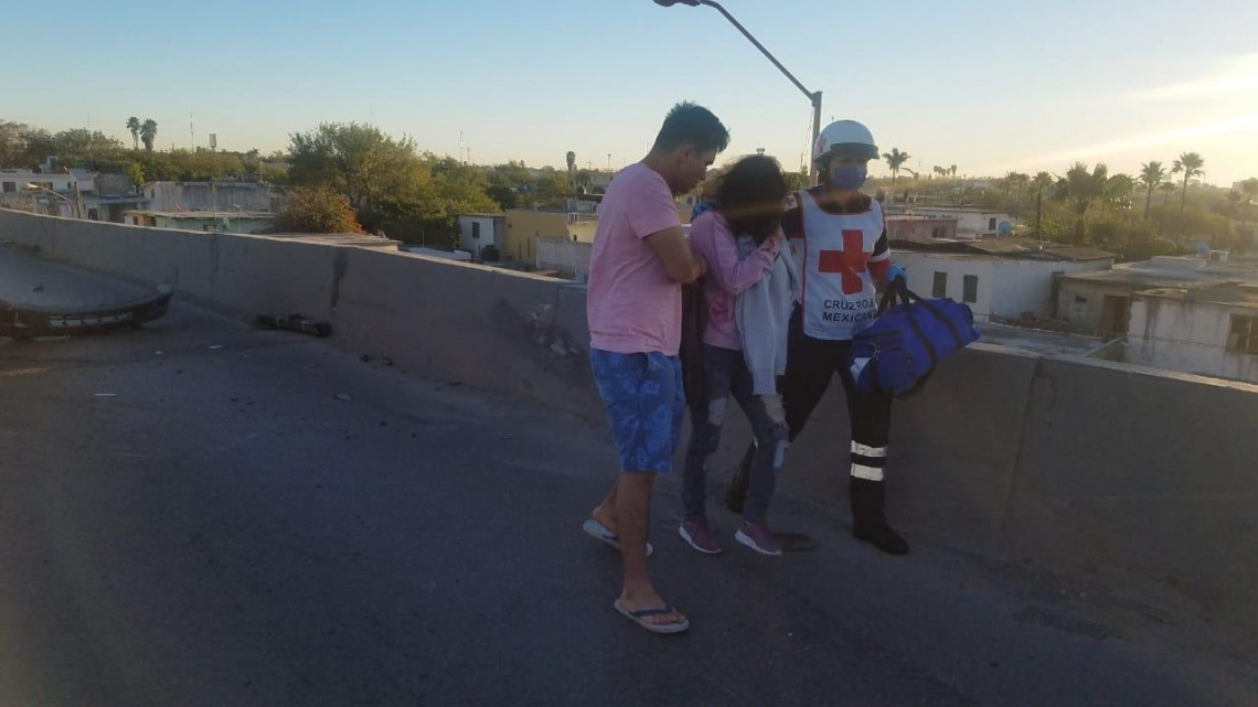 Vuelca camioneta en puente Roberto Guerra