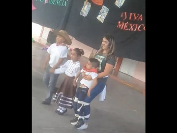 ¡Hermoso! Maestra le cumple el sueño de bailar a su alumno