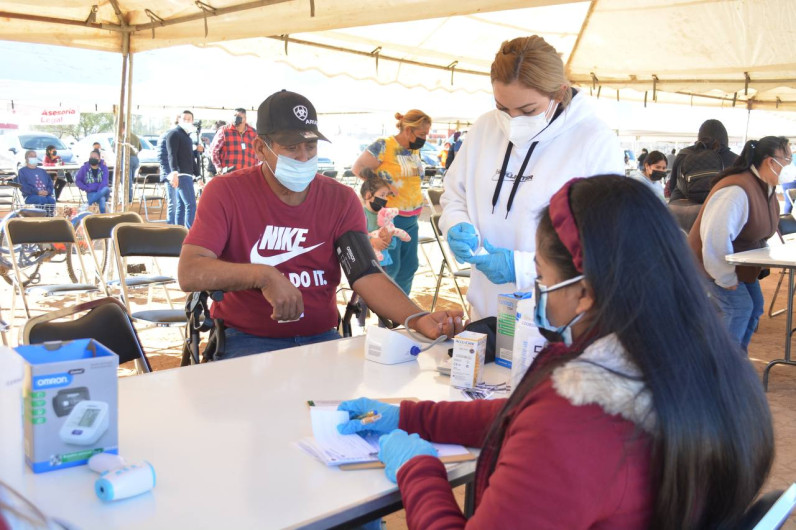 Neolaredenses se benefician con primer brigada médica del año