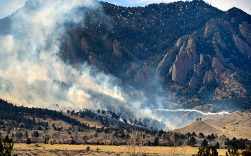 Desalojan más de mil viviendas por incendio forestal en Colorado