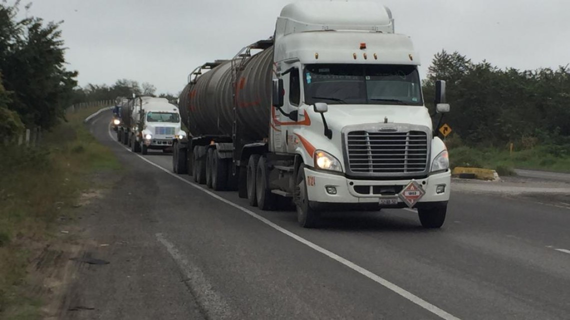 Federales custodian pipas con combustible que son llevadas a la frontera norte de Tamaulipas