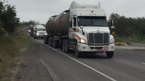 Federales custodian pipas con combustible que son llevadas a la frontera norte de Tamaulipas