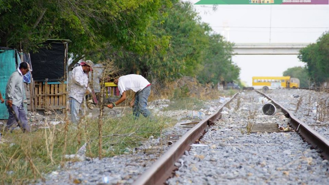 Realizan trabajos de limpieza a orillas de la vía del ferrocarril