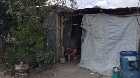 Solicita familia pañales y materiales de curación