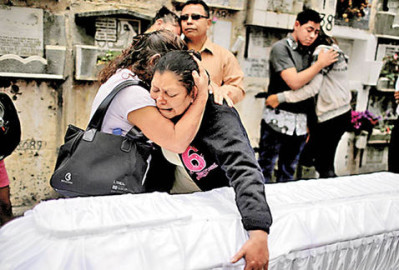 Familiares inician doloroso sepelio de las 37 víctimas de incendio en Guatemala 