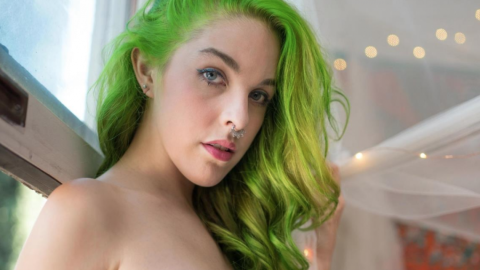 Muestra actriz porno su cuerpo tras accidente de tránsito