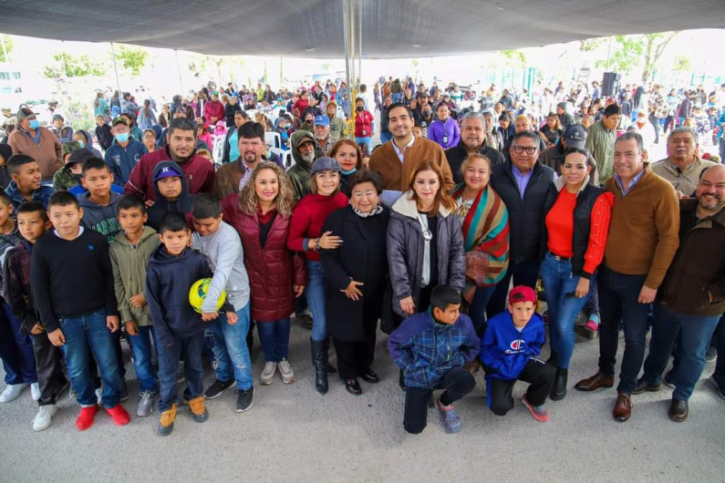 Lleva Alcalde regalos y beneficios a Periquitos