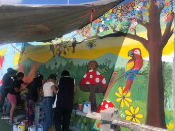Pintan migrantes mural en Senda de Vida 