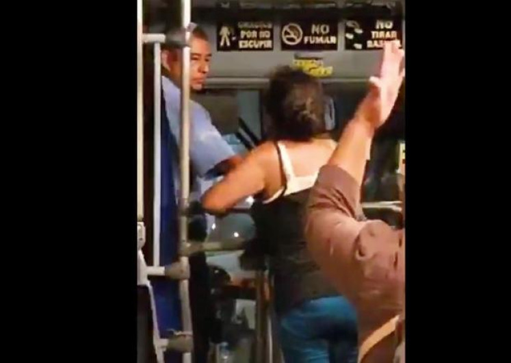 Chofer golpea a mujer que lo agredió verbalmente