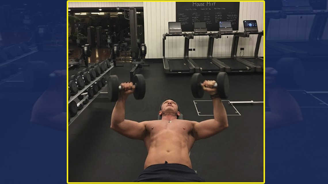 Luke Evans presume su marcado abdomen