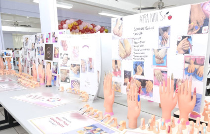 Culminan curso de aplicación de uñas en Cedif